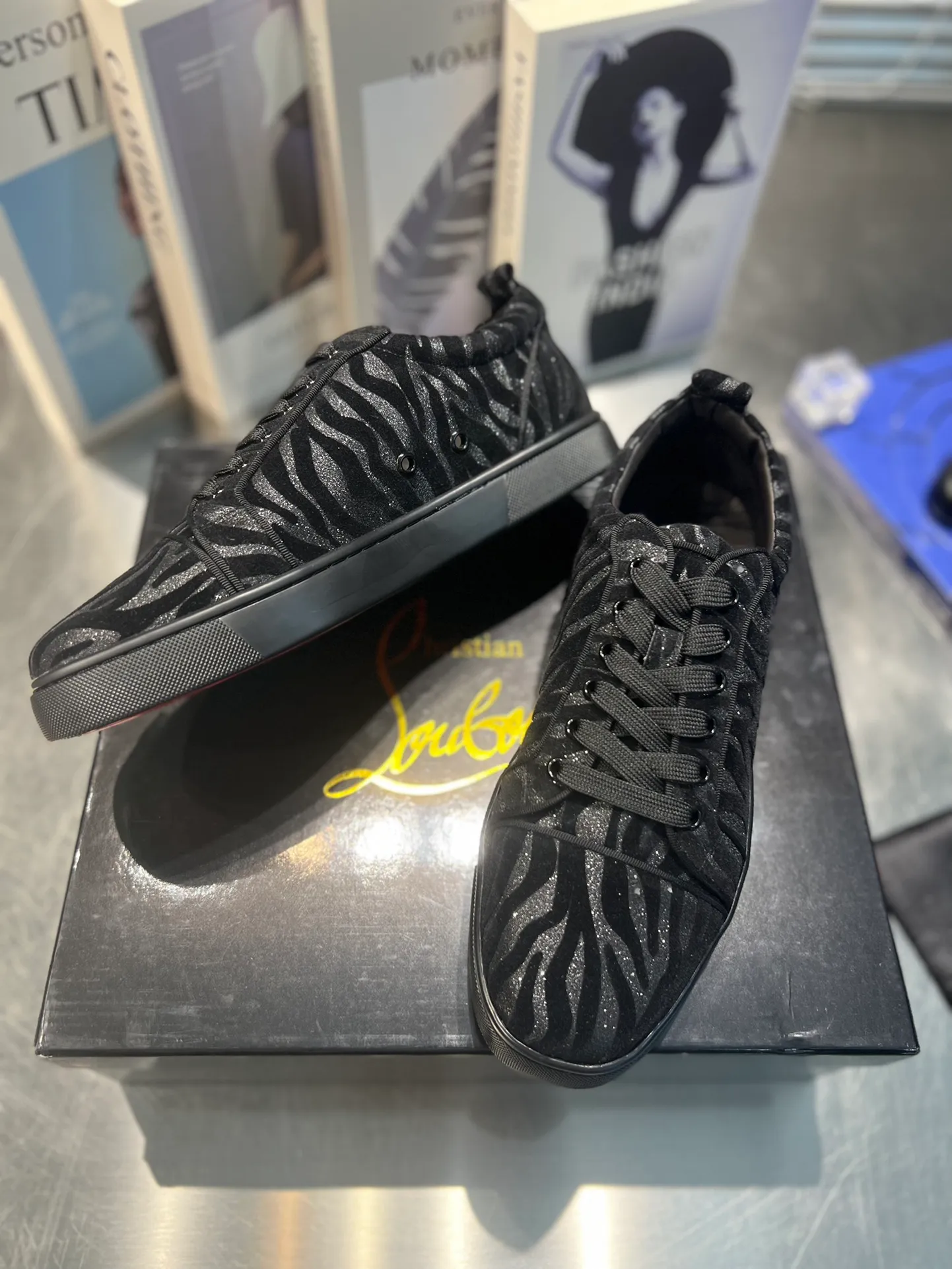 👟👟Ex-factory price 680👟👟 ╔Low-top back printed pink and white model╗ ·Top version customization·²⁰²²𝐬𝐬 𝑪𝒉𝒓𝒊𝒔𝒕𝒊𝒂𝒏 𝑳𝒐𝒖𝒃𝒐𝒖𝒕𝒊𝒏 ▪️No matter the last shape, fabric, diamonds, nails, lining, outsole, they are as close as possible to ZP... ▪️The original sole is specially provided by the original factory ▪️The lining is imported water-dyed cowhide ▪️Private customization time is about 3-7 days —————— Size: Women's 35M-41M Men's 38M-47M, half size can be customized
